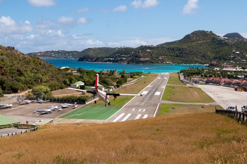 AdobeStock_486922703_st-barthairport-s